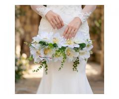 Buquê Bolsa de Orquídeas Brancas com Alça de Pérolas – Buquê de Noiva Luxo