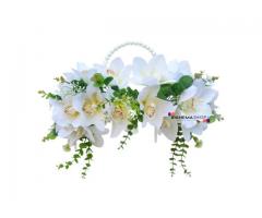 Buquê Bolsa de Orquídeas Brancas com Alça de Pérolas – Buquê de Noiva Luxo