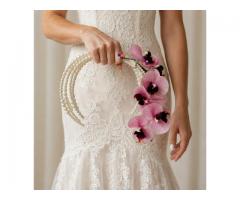 Buquê Bolsa de Noiva com Orquídeas e Pérolas Hoop Bouquet - Buquê Moderno